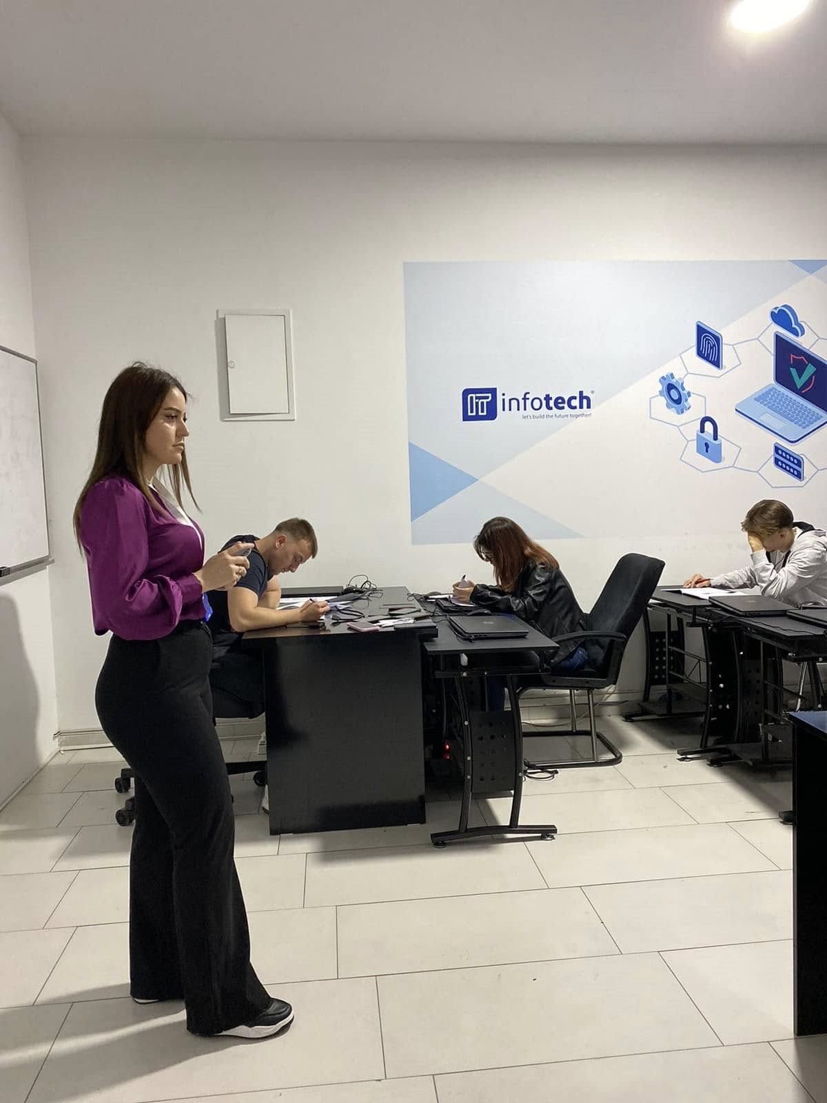 Studentë në labet e Infotech Academy