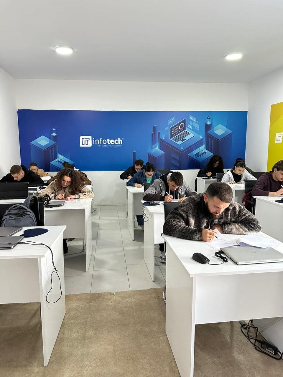 Studentë në labet e Infotech Academy